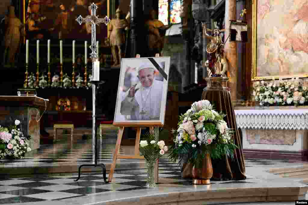 Një portret i Papa Françeskut është vendosur në Katedralen e Shën Stefanit pas vdekjes së tij, në Vjenë.