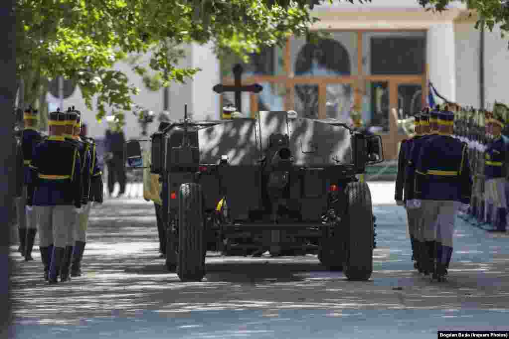 Ion Iliescu, petrecut pe ultimul drum cu onoruri, a fost înmormântat la Cimitirul Militar Ghencea III, unde s-au tras 21 de salve de tun.