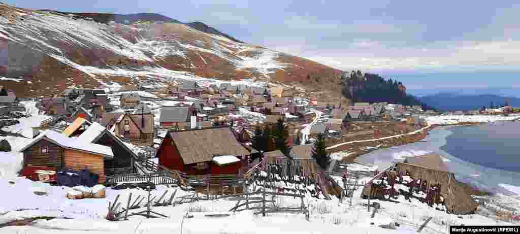 Nekadašnje stočarsko mjesto s pastirskim katunima (koliba), postalo je, nakon rata, meta divlje gradnje i nekontroliranog turizma. Unatoč propisima koji zabranjuju izgradnju objekata, na ovom lokalitetu izgrađeno je stotine vikendica. Neke od njih se nalaze tik do jezera.