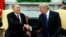Президент США Дональд Трамп (справа) пожимает руку президенту Казахстана Нурсултану Назарбаеву во время переговоров в Белом доме. Вашингтон, 16 января 2018 года.