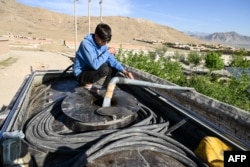 Egy afgán fiú ivóvíztartályt tölt meg egy kútról Kabul külvárosában. (archív fotó)