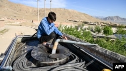 Афганский мальчик наполняет свою цистерну питьевой водой из насоса на окраине Кабула, Афганистан. 27 апреля 2025 года. (Wakil KOHSAR / AFP)
