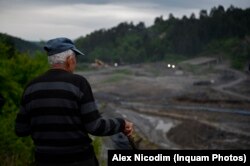 Localnic, în apropierea zonei pe unde apa s-a infiltrat în salina Praid.