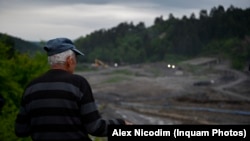 Un localnic, privind spre dezastrul cauzat de ploile abundente salinei Praid, o atracție turistică majoră pentru județul Harghita 