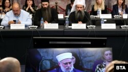 Участници в организираната от МОН дискусия за бъдещия задължителен час по “религии и добродетели” в училище