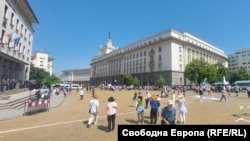 Площадите "Независимост" и "Александър Батенберг" в центъра на София останаха полупразни още преди обяд в сряда въпреки заканата на "Възраждане" за целодневна блокада на Народното събрание срещу въвеждането на еврото, 4 юни 2025 г.