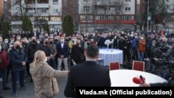 Угостителите и на денешниот протест, како и на минатиот, поставија свадбен декор пред Владата