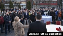 Импровизирана „свадба“ пред Владата на протестот на угостителите за владина помош поради економските последици од ковид пандемијата