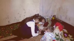 Зиндагии Шукрия бо се фарзандаш дар лифт