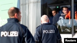 Deportacija migranata iz Albanije i s Kosova na aerodromu u Munchenu, Njemačka (fotoarhiva)