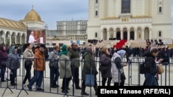 Oameni așteaptă la coadă ca să intre în Catedrala Națională, în București, 4 noiembrie 2025.