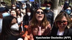 Protest la Bișkek în 2021, după ce o fată răpită în vederea căsătorie a fost găsită moartă.