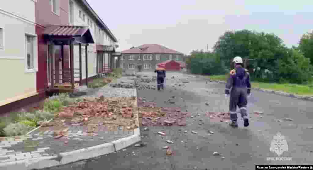 Ekipe hitnih službi na terenu nakon snažnog zemljotresa na ostrvu Sahalin, Rusija, 30. jula 2025.