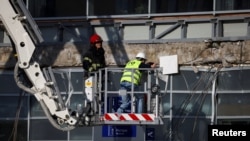 Spasilačka ekipa pregleda područje gde se urušila nadstrešnica Železničke stanice u Novom Sadu, Srbija, 2. novembra 2024.