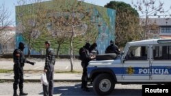 Ne postoje precizni podaci koliko je tačno građana bilo na Vladinom spisku a koji bi sada mogli da tuže državu, ali se zna da je Uprava za inspekcijske poslove u spornom periodu za oko 10.000 građana propisala obaveznu samoizolaciji.(Kontrole u martu 2020. u Podgorici)