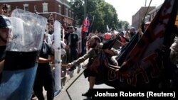 Pamje gjatë përleshjeve ndërmjet nacionalistëve të bardhë dhe kundërprotestuesve në qytetin Sharllotsvill në Virgjinia të Shteteve të Bashkuara