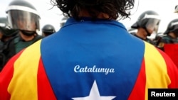 Pristalica katalonske nezavisnosti i španska policija, 1. oktobar 2017. 