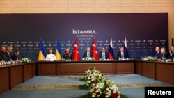 Ministrul turc de Externe Hakan Fidan (centru) a prezidat a treia rundă de discuții de pace între Ucraina și Rusia. 23 iulie 2025.