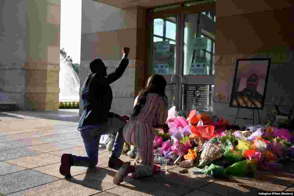 Înainte de înmormântare, oamenii i-au adus un ultim omagiu lui George Floyd, a cărui moarte în custodia poliției din Minneapolis a stârnit proteste la nivel național, în SUA, împotriva inegalității rasiale.