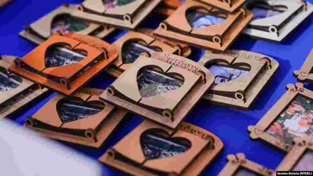 Punime në formë zemre me imazhin e Janjevës.