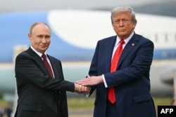 Дональд Трампа встречает Владимира Путина перед началом переговоров на Аляске. Эта встреча не привела к прекращению огня, на что надеялся президент Трамп