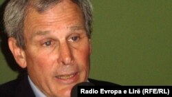 Louis Sell, foto nga arkivi