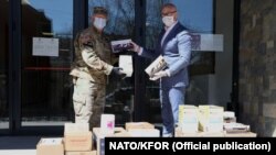 Prikupljanje zaštitne opreme za prvenciju korone, u Severnoj Mitrovici, 8. aprila 2020.