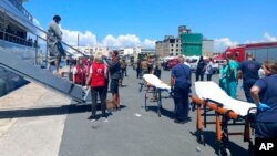 Preživeli pristižu nakon operacije spašavanja u luci u gradu Kalamata, oko 240 kilometara jugozapadno od Atine, 14. jun 2023. 