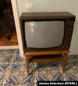 Stari televizor u vili bivšeg diktatora.