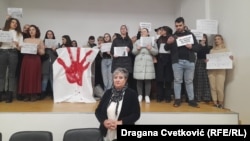 Dekanka Filozofskog fakulteta u Nišu Nataliju Jovanović sa studentima koji su započeli blokadu fakulteta, 6. decembar 2024.