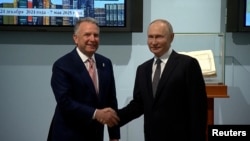 Встреча президента РФ Владимира Путина (справа) и спецпосланника президента США Стива Уиткоффа, Санкт-Петербург, Россия, 11 апреля 2025 года