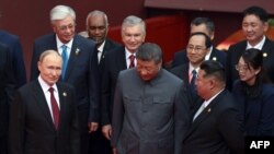 Глава Китая Си Цзиньпин и прибывшие на военный парад иностранные гости. Пекин, 3 сентября 2025 года