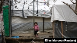 Një vajzë e vogël qëndron në një kamp për refugjatët dhe migrantët në Lesbos të Greqisë. 9 mars, 2020.