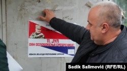 Lijepljenje plakata u Srebrenici