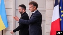 Ukrajinski predsjednik Volodimir Zelenski i francuski predsjednik Emmanuel Macron stižu na konferenciju za novinare u Parizu 4. septembra.