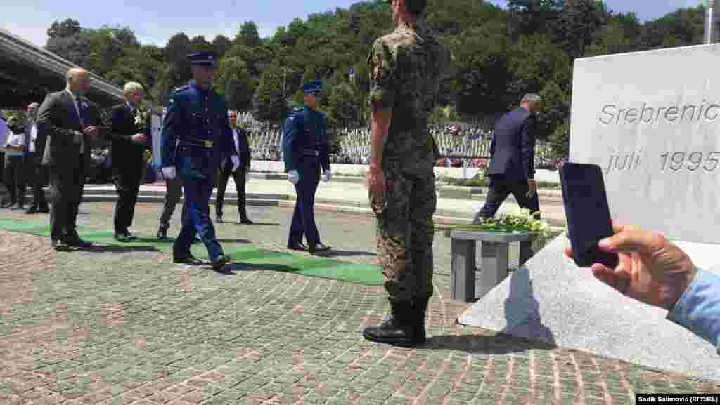 Cvijeće u Memorijalnom centru Potočari položila su dva člana Predsjedništva BiH Šefik Džaferović...