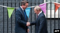 Прем’єр-міністра Великої Британії Дейвід Кемерон з президентом Росії Володимиром Путіним у Лондоні, 2 серпня 2012 року