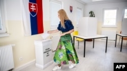 U Portugalu i Slovačkoj, krajnja desnica je značajno povećala svoj udeo glasova na nedavnim nacionalnim izborima. Fotografija: glasanje u drugom krugu predsedničkih izbora u Slovačkoj, Rovinka, april 2024.