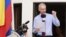 Основатель WikiLeaks Джулиан Эссанж выступает на балконе посольства Эквадора в Лондоне 19 августа 2012 года