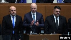 Novoimenovani bugarski premijer Rosen Željazkov (u sredini) i njegovi ministri polažu zakletvu nakon što je parlament potvrdio novu vladu, Sofija, Bugarska, 16. januara 2025.
