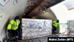 A Sinopharm kínai koronavírus elleni vakcináit pakolják ki a Liszt Ferenc repülőtéren 2021. február 16-án