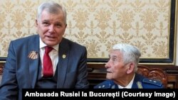 Generalul în retragere Radu Theodoru (dr), la Ambasada Rusiei de la București. Theodoru este unul din cei șase acuzați că încercau să submineze suveranitatea României.