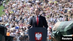 Președintele polonez Karol Nawrocki ține un discurs la parada militară din Varșovia, pe 15 august 2025.