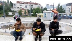 Migranti iz Pakistana na Željezničkoj stanici u Sarajevu