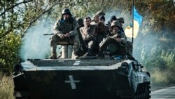 Soldați ucraineni pe un vehicul blindat în localitatea Novostepanivka, din regiunea Harkov, 19 septembrie 2022. 