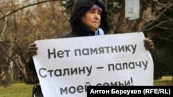 Участница митинга против установки памятника Сталину в Новосибирске, архивное фото