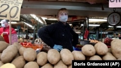 Продавач на зеленчук на пазар во Скопје