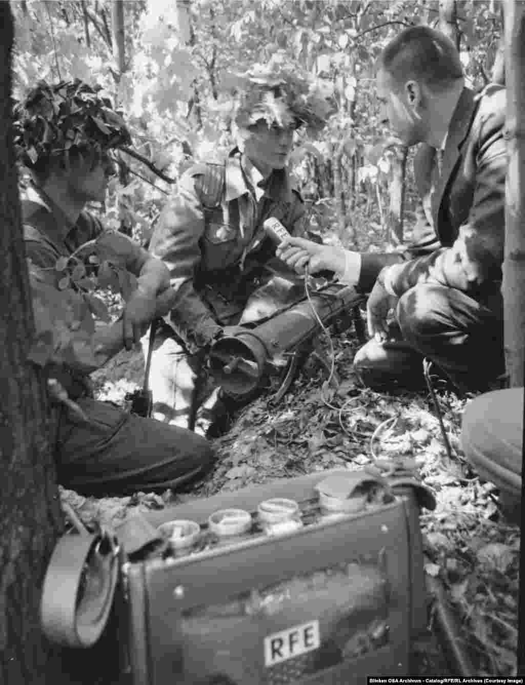 Берлинский корреспондент Радио Свободная Европа Том Бодин беседует с американским солдатом во время совместных англо-американских учений в Грюневальдском лесу в Западном Берлине в 1964 году.Радио считалось идеальным средством для охвата аудитории, живущей в условиях репрессивных режимов, отчасти потому, что оно не оставляло никаких компрометирующих следов. Слушатели могли настроиться на передачу, а затем просто переключиться на другую частоту