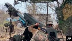 Ruski vojnik cilja haubicu prema ukrajinskim položajima u Kurskoj oblasti. (arhivska fotografija)