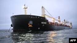 Anija e mallrave Vezhen, e ankoruar pranë brigjeve suedeze më 27 janar 2025, teksa autoritetet në Suedi kanë kryer hetime në të. 